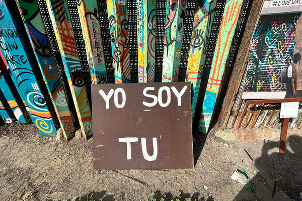 Yo soy tu, "I am you," sign displayed at the San Diego-Tijuana border wall.
