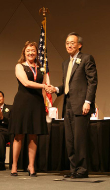 Joan Brennecke receives Lawrence Award from Energy Secretary Steven Chu