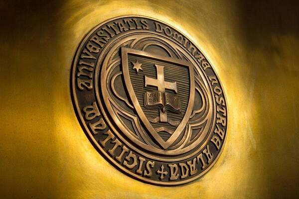 The seal of the University of Notre Dame.