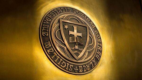 The seal of the University of Notre Dame.